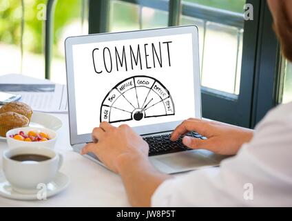 Commentaire de texte et graphique sur l'écran du portable notations avec les mains Banque D'Images