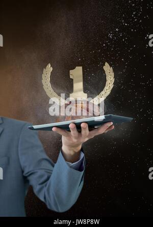 Digital composite de personne tenant une tablette avec un trophée Banque D'Images