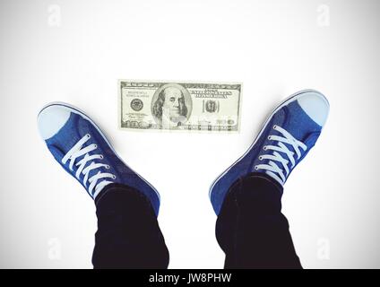 Digital composite de Dollar note sur le sol et des chaussures bleu sur pieds avec fond blanc Banque D'Images