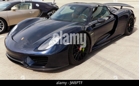 Porsche 918 e-supercar hybride, en exposition statique dans le paddock International au cours de la Silverstone Classic 2017 Banque D'Images