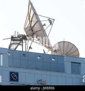 Petah Tikva, Israël. Le 11 août 2017. Antennes satellites au-dessus de Gilat Satellite Networks siège social. Gilat satellite VSAT développe et vend Banque D'Images