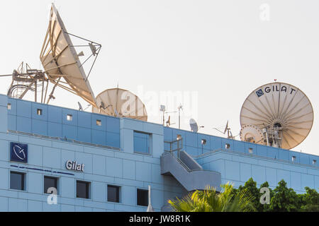 Petah Tikva, Israël. Le 11 août 2017. Antennes satellites au-dessus de Gilat Satellite Networks siège social. Gilat satellite VSAT développe et vend Banque D'Images