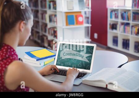 Digital composite d'une femme à l'aide d'un ordinateur avec écran d'icônes sur l'école Banque D'Images