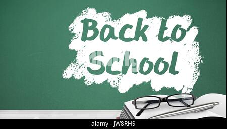 Digital composite de nouveau à l'école texte sur tableau noir avec des lunettes et livre sur 24 Banque D'Images