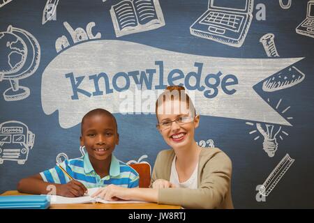 Digital composite de l'Heureux garçon étudiant et enseignant à l'encontre de la table tableau noir bleu avec du texte et de l'éducation et de la connaissance Banque D'Images