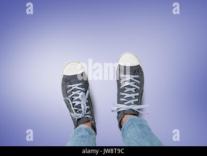 Digital composite de gris chaussures sur pieds avec fond violet Banque D'Images