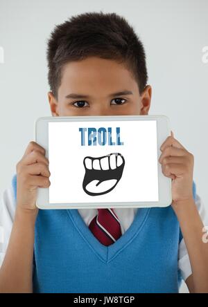 Digital composite de Troll texte avec cartoon bouche sur tablette sur les garçons Banque D'Images
