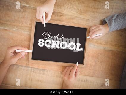 Les mains de l'écriture Retour à l'école on blackboard Banque D'Images