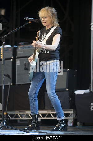 Chrissie Hynde des Pretenders comme le groupe sur la scène du 2017 Cornbury Music Festival à Chadlington Park de Chadlington, Oxfordshire. En vedette : Chrissie Hynde, The Pretenders Où : Great Tew, Oxfordshire, Royaume-Uni Quand : 08 mai 2017 Source : WENN.com Banque D'Images