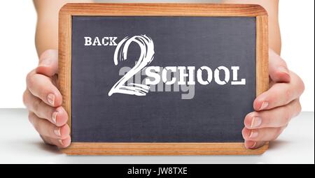 Retour de l'école 2 écrit sur tableau noir dans les mains Banque D'Images