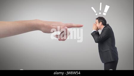 Digital composite de main pointant à l'homme d'affaires en colère contre l'arrière-plan gris avec des icônes d'exclamation Banque D'Images