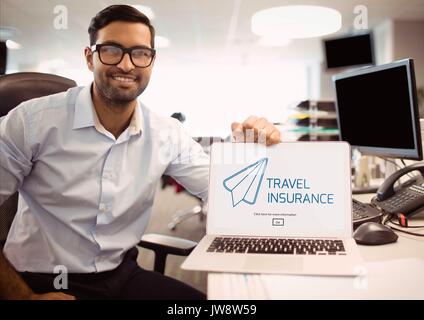 Digital composite de l'Homme tenant un ordinateur avec billet d'avion concept à l'écran Banque D'Images