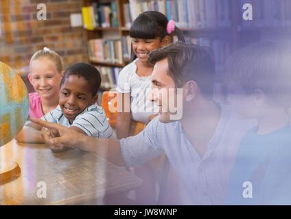 Composite numérique de classe avec l'enseignant de l'école élémentaire Banque D'Images