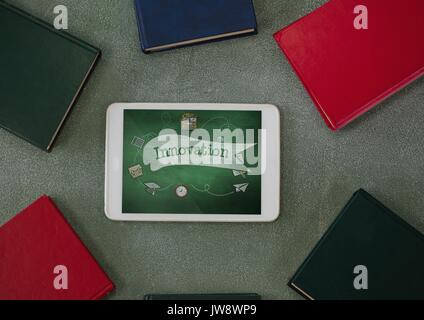 Digital composite de comprimé sur une table avec des icônes de l'école l'école à l'écran Banque D'Images