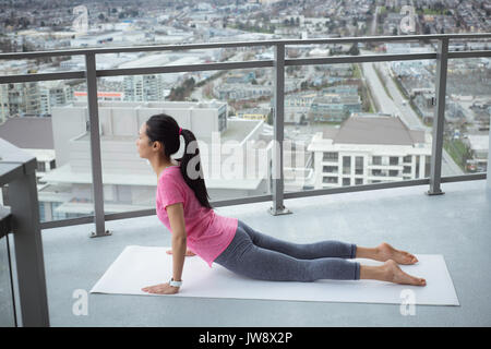 Femme faire de l'exercice dans la salle de séjour à la maison Banque D'Images