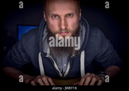 Exécutif attentif working at desk in office Banque D'Images