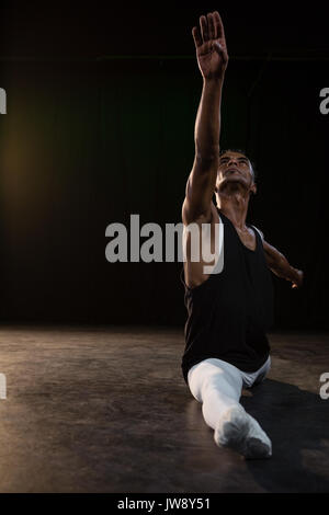 Danseur de Ballet d'effectuer une scission au sein de la scène Banque D'Images