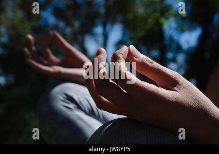 Close up of woman meditating pendant journée ensoleillée Banque D'Images