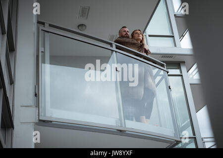 Chaque couple d'autres sur le balcon à la maison Banque D'Images