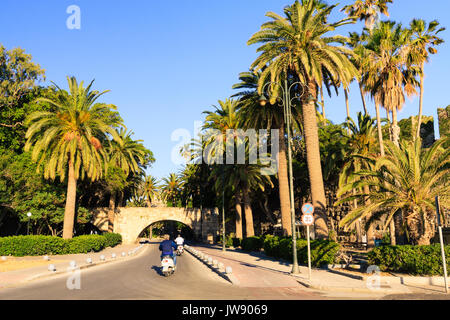 Road dans la ville de Kos près de Neratzia Château et le port. Banque D'Images