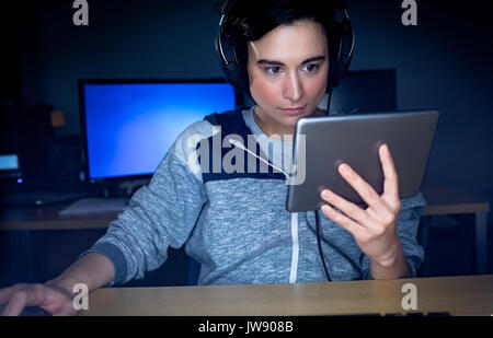Conseil exécutif using digital tablet while working at desk in office Banque D'Images
