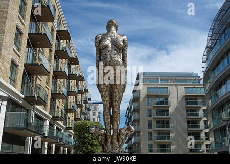 Figure de proue, une sculpture 2014 par Rick kirby face à la Tamise à rejoindre Fulham, Londres, Angleterre, commandé par le promoteur St George Banque D'Images