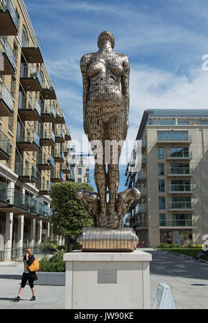 Figure de proue, une sculpture 2014 par Rick kirby face à la Tamise à rejoindre Fulham, Londres, Angleterre, commandé par le promoteur St George Banque D'Images