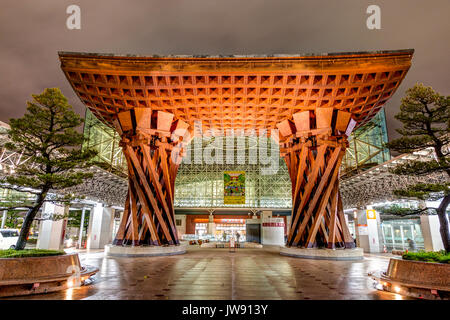 Vue de la porte tambour Tsuzumi, aka gate, à la gare de Kanazawa, Japon. La nuit après la pluie. Vue par la porte en verre de Motenashi dome. Peu de gens Banque D'Images