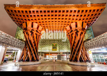 Vue de la porte tambour Tsuzumi, aka gate, à la gare de Kanazawa, Japon. La nuit après la pluie. Vue par la porte en verre de Motenashi dome. Peu de gens Banque D'Images