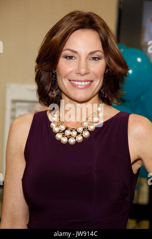 Real Housewives Of New York's Luann Comtesse de Lesseps photographié à l'inauguration d'Jewelbilee et signature de livre pour la classe avec la Comtesse à Plymouth Meeting, Pa on April 16, 2011 © Star Shooter / MediaPunchInc Banque D'Images