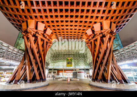 Vue de la porte tambour Tsuzumi, aka gate, à la gare de Kanazawa, Japon. La nuit après la pluie. Vue par la porte en verre de Motenashi dome. Peu de gens Banque D'Images