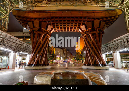 Vue de la porte tambour Tsuzumi, aka gate, à la gare de Kanazawa au Japon. La nuit après la pluie. Vue de l'intérieur du dôme de verre de la rue principale. Peu de gens. Banque D'Images