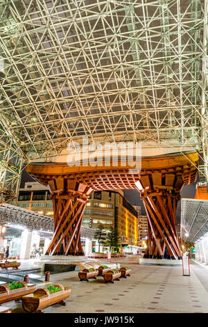 La gare de Kanazawa, Japon, grand angle vue de verre et d'acier et de l'intérieur du dôme Motenashi célèbre porte tambour Tsuzumi la nuit, peu de gens. Banque D'Images