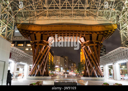 Vue de la porte tambour Tsuzumi, aka gate, à la gare de Kanazawa au Japon. La nuit après la pluie. Vue de l'intérieur du dôme de verre de la rue principale. Peu de gens. Banque D'Images