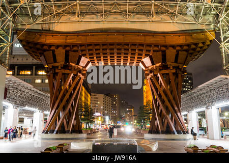 Vue de la porte tambour Tsuzumi, aka gate, à la gare de Kanazawa au Japon. La nuit après la pluie. Vue de l'intérieur du dôme de verre de la rue principale. Peu de gens. Banque D'Images