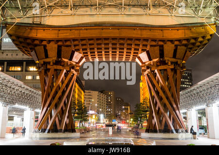 Vue de la porte tambour Tsuzumi, aka gate, à la gare de Kanazawa au Japon. La nuit après la pluie. Vue de l'intérieur du dôme de verre de la rue principale. Peu de gens. Banque D'Images