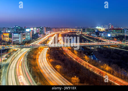 La circulation dans le district de Singil, Séoul, Corée skyline at night. Banque D'Images