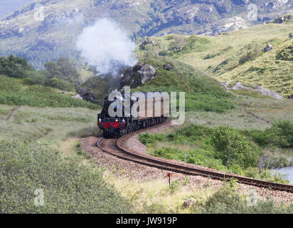 Le train à vapeur Jacobite sort de Glenfinnan en direction de Mallaig Banque D'Images