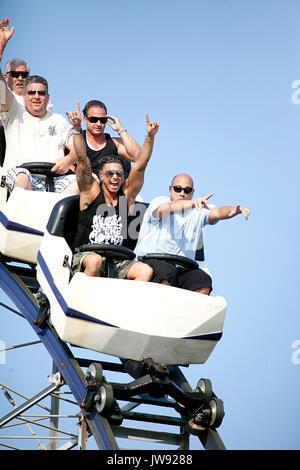 Pauly D 'Paul' DelVecchio rides un roller coaster avec son père à Seaside Heights le 5 juillet 2011 © Star Shooter / MediaPunchInc Banque D'Images