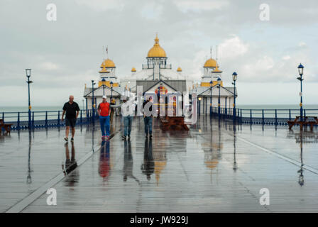 Une série de photographies sur la base de la jetée d''Eastbourne, à travers le soleil et la pluie. Une résidence typique de la journée d'été avec des couleurs, des reflets et des personnes. Banque D'Images