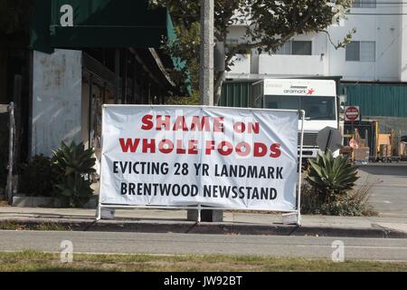 Une manifestation à l'extérieur de la bannière 'Whole Foods Market' de Brentwood avec les mots 'honte sur l'éviction d'aliments entiers 28 ans MONUMENT BRENTWOOD Kiosque comprend : Atmosphère Où : Brentwood, California, United States Quand : 11 juillet 2017 Source : WENN.com Banque D'Images