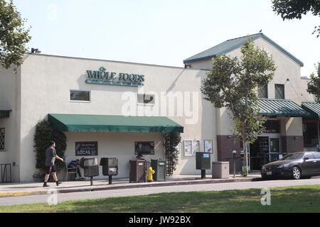 Une manifestation à l'extérieur de la bannière 'Whole Foods Market' de Brentwood avec les mots 'honte sur l'éviction d'aliments entiers 28 ans MONUMENT BRENTWOOD Kiosque comprend : Atmosphère Où : Brentwood, California, United States Quand : 11 juillet 2017 Source : WENN.com Banque D'Images