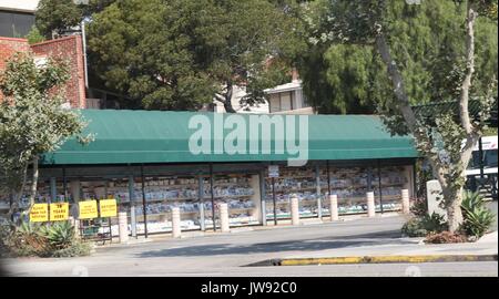 Une manifestation à l'extérieur de la bannière 'Whole Foods Market' de Brentwood avec les mots 'honte sur l'éviction d'aliments entiers 28 ans MONUMENT BRENTWOOD Kiosque comprend : Atmosphère Où : Brentwood, California, United States Quand : 11 juillet 2017 Source : WENN.com Banque D'Images