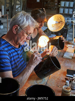 L'Europe, la France, l'Occitanie, Lot, Puy l'Evêque , Manufacture de Porcelaine Virebent ville Banque D'Images