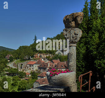 L'Europe, la France, l'Occitanie, Lot, St-Cirq-Lapopie village le long de la rivière du Lot, ce village médiéval, le village de préférés élus français en 2012, épouse la paroi rocheuse à 100 mètres au-dessus de la rivière. Banque D'Images