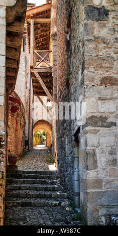 L'Europe, la France, l'Occitanie, rue de St-Cirq-Lapopie village le long de la rivière du Lot, ce village médiéval, le village de préférés élus français en 2012, épouse la paroi rocheuse à 100 mètres au-dessus de la rivière. Banque D'Images