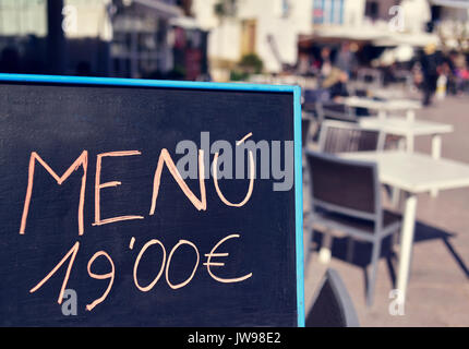 Gros plan de l'ardoise d'une terrasse d'un restaurant quelque part en Espagne, où vous pouvez lire 19,90 euros menu Banque D'Images