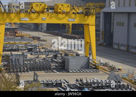 La Hyundai Heavy Industries, chantier qui s'étend sur environ 720 hectares autour de Mipo Bay, Ulsan, Corée du Sud, 23 mars 2013. Le ralentissement global econonmic a frappé la demande de grands navires effectuant Hyundai Heavy Industries, qui exploite le plus grand chantier naval. Dans le monde d'utilisation | Banque D'Images