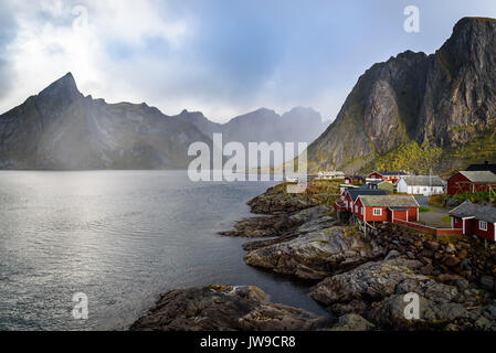Village de pêcheurs traditionnels norvégiens, rorbuer, avec Lilandstinden mountain, Hamnoy, Reine de l'île, Lofoten, Norvège du Nord Banque D'Images