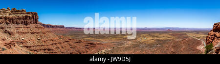 La Vallée des Dieux est un grès pittoresque vallée près de Mexican Hat dans le comté de San Juan, dans le sud-est de l'Utah, partie d'Oreilles Ours National Monument. Banque D'Images